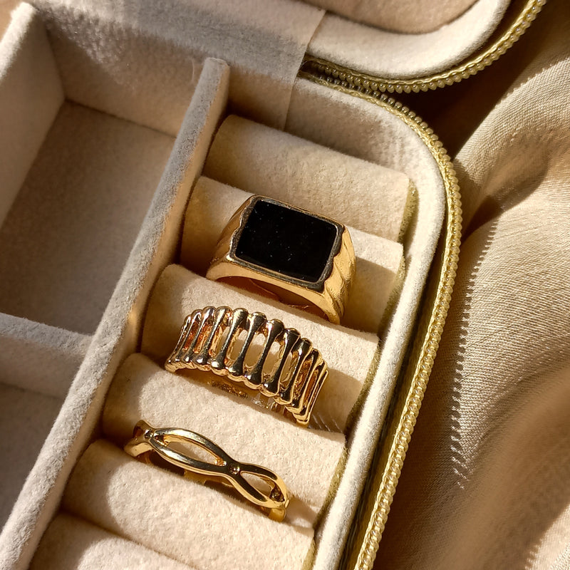 Golden Noir Ring Set | Size 6.5