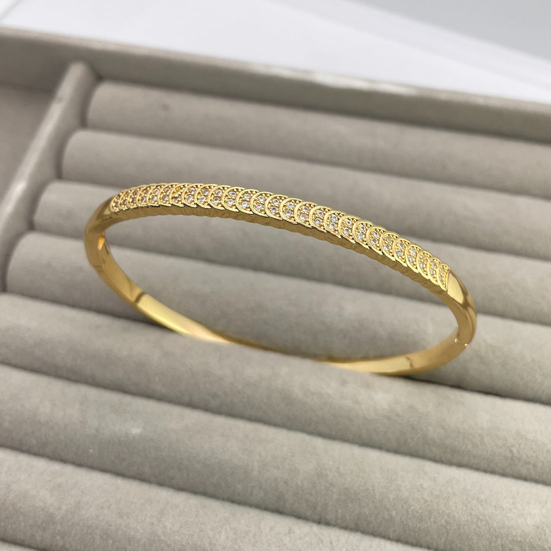 Manera Bangle | Tarnish-Free - Bracelets