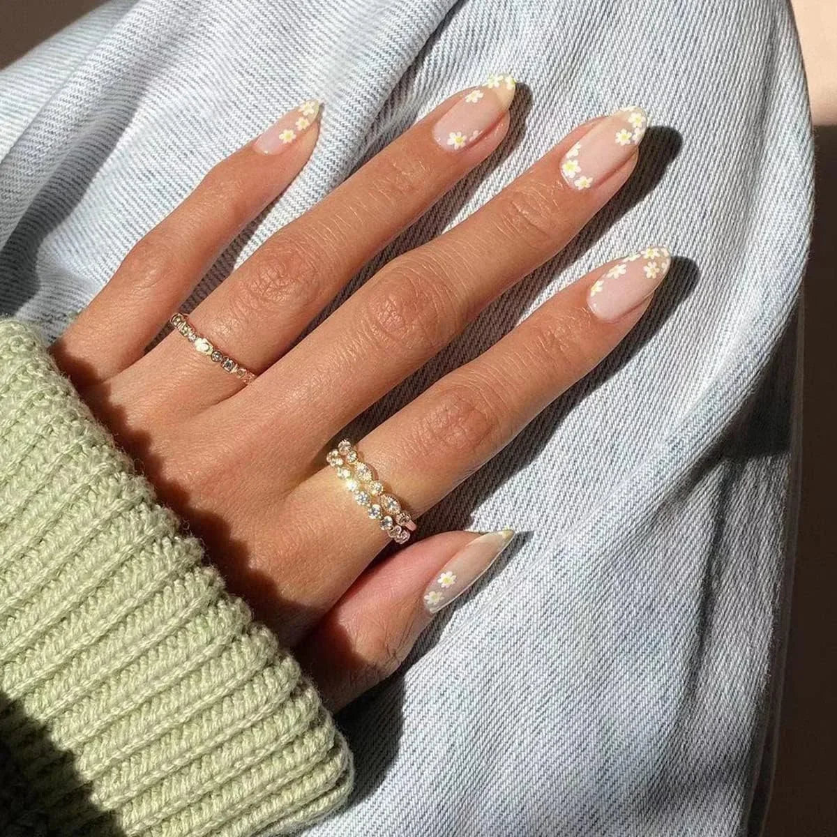 Dreamy Daisy Nails